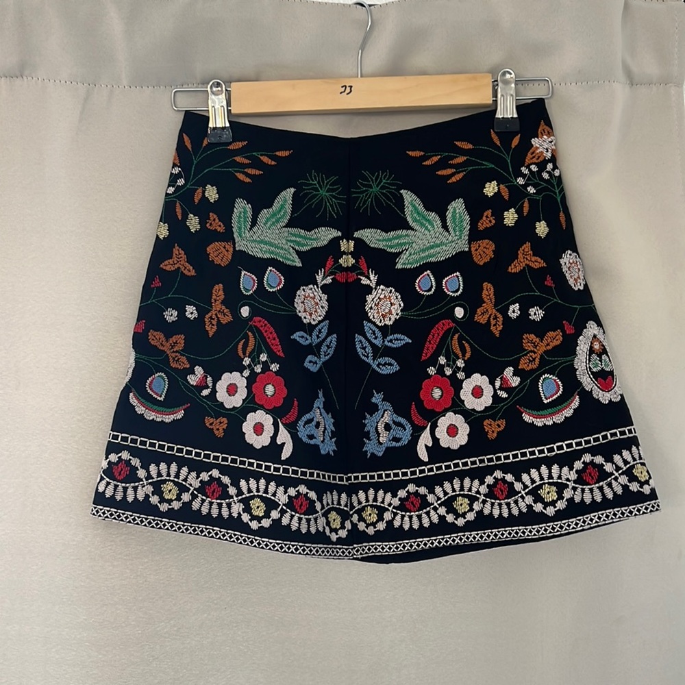 Cutest skirt . Has zipper . Fits hips